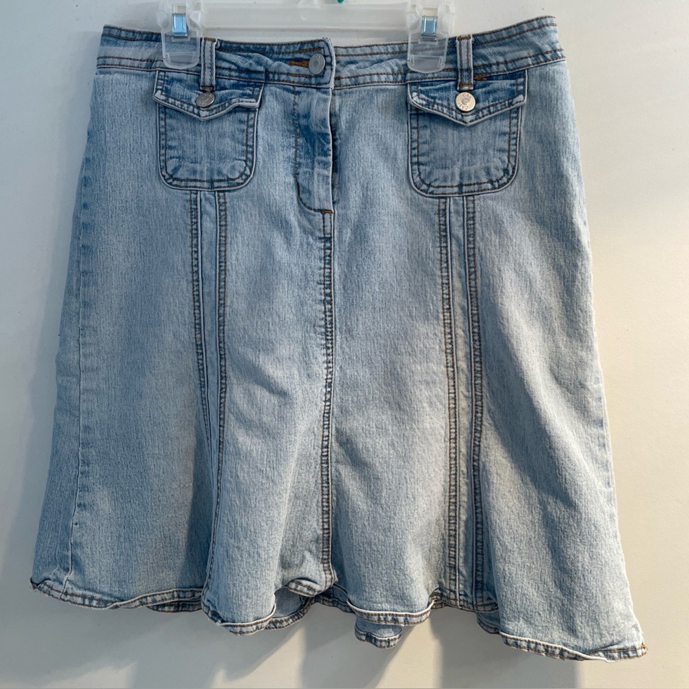 CABI Mini Flared Hem Jean Skirt Size 4 Womans Bue Denim Light Wash Stretch #255